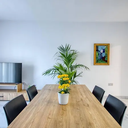 Modern W Balcony - Valletta Views Aparthotel Pietà