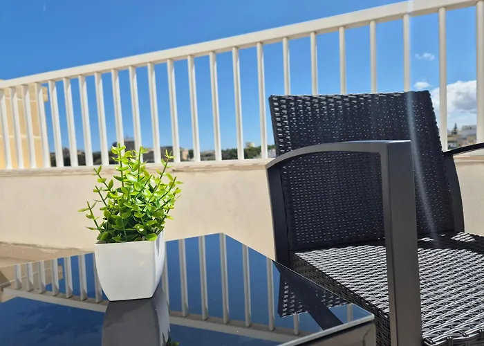 Modern W Balcony - Valletta Views Aparthotel