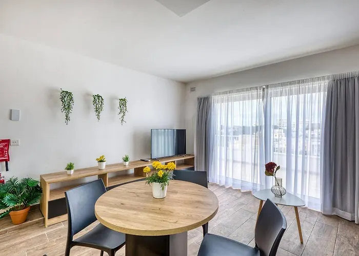 Modern W Balcony - Valletta Views Aparthotel 4*