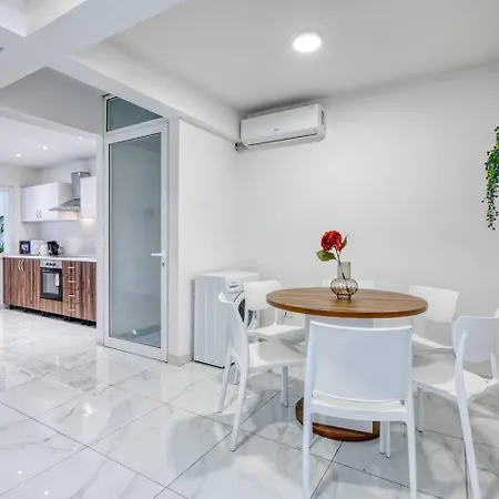 アパートホテル Modern W Balcony - Valletta Views 4*