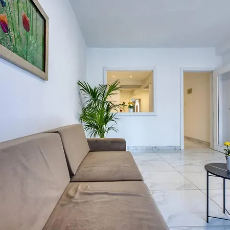 アパートホテル Modern W Balcony - Valletta Views 4*