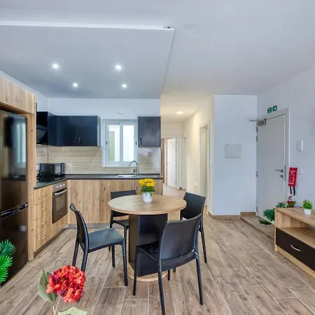 アパートホテル Modern W Balcony - Valletta Views 4*